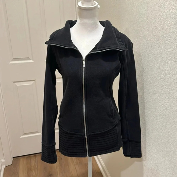 lululemon athletica Jackets & Blazers - Lululemon black radiant jacket II womens 6 thumbholes full zip